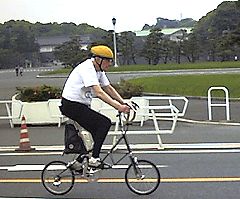 皇居前を走るモールトン博士